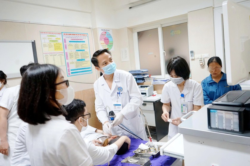 TS.BSCC. Lê Anh Tuấn, Phó Giám đốc Bệnh viện tái khám cho bệnh nhi. Ảnh: Phương Anh