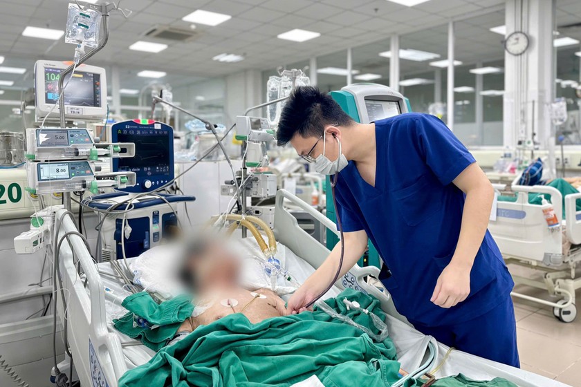 Bác sĩ thăm khám cho bệnh nhân. Ảnh: Thanh Thanh