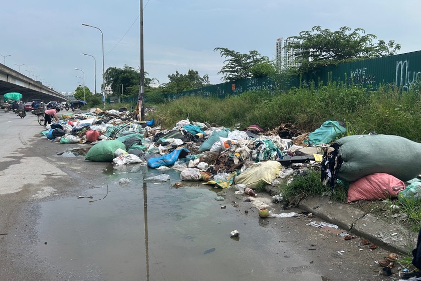 Bãi rác lộ thiên tự phát trên con đường sầm uất bậc nhất Thủ đô