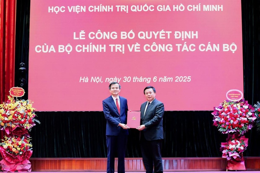GS.TS Nguyễn Xuân Thắng, Ủy viên Bộ Chính trị, Giám đốc Học viện, Chủ tịch Hội đồng Lý luận Trung ương trao Quyết định cho ông Đoàn Minh Huấn.
