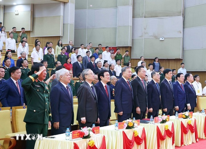 Tổng Bí thư Tô Lâm cùng các đồng chí lãnh đạo, nguyên lãnh đạo Đảng Nhà nước thực hiện nghi lễ chào cờ. (Ảnh: Thống Nhất/TTXVN)