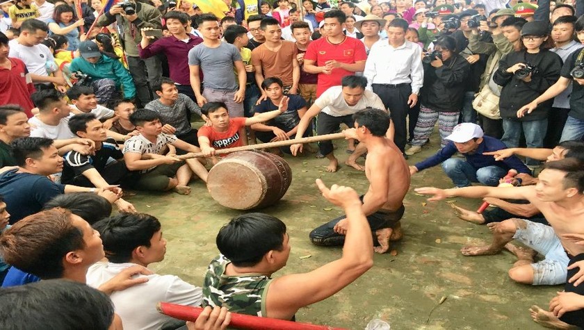 Người dân Hiền Quan đánh trống, gào thét, ngồi ăn vạ vì không được cướp phết