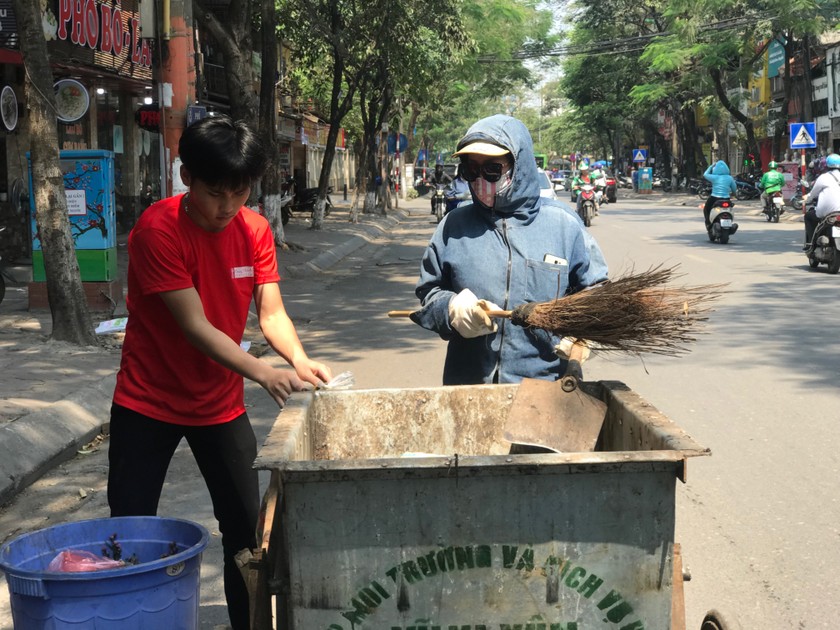 Người dân 'vật vã' mưu sinh dưới nắng nóng gay gắt đầu hè Hà Nội