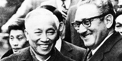 Ông Lê Đức Thọ (trái) và ông Henry Kissinger tại Paris cuối tháng 1/1973. Ảnh: AP