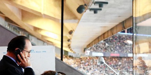 Tổng thống Pháp François Hollande trong phòng kiểm soát an ninh tại sân vận động Stade de France - Ảnh: AP