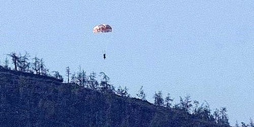 Phi công trên Su-24 nhảy dù sau khi máy bay bị bắn hạ.