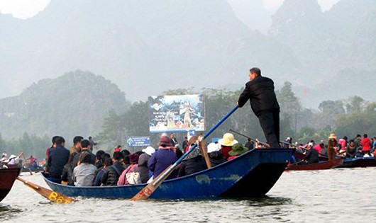 Chùa Hương chưa khai hội, du khách đã chen chân