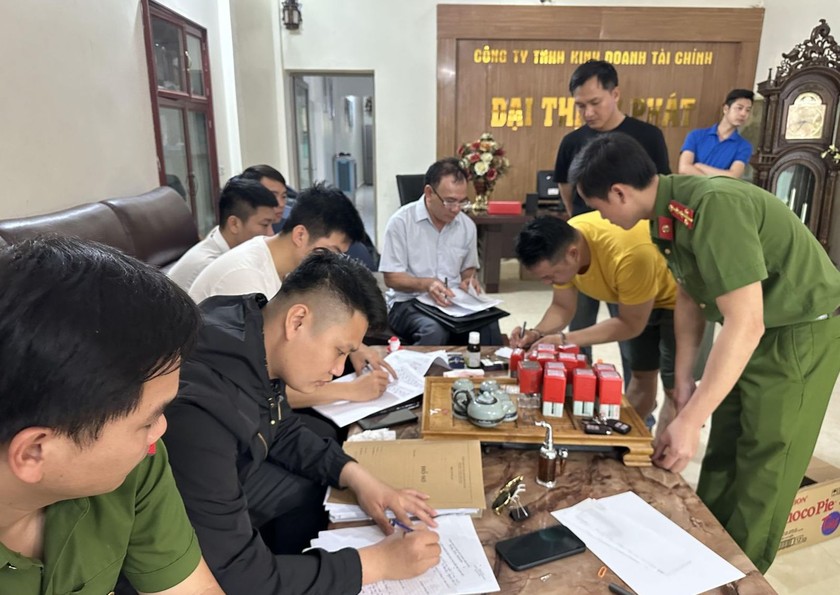 Công an khám xét văn phòng Công ty TNHH kinh doanh tài chính Đại Thịnh Phát. Ảnh: Công an Thanh Hóa.