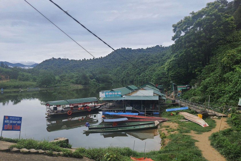 Dù UBND huyện Con Cuông đã yêu cầu tháo dỡ nhưng các nhà hàng nổi vẫn tồn tại. Ảnh: Thiên Ý