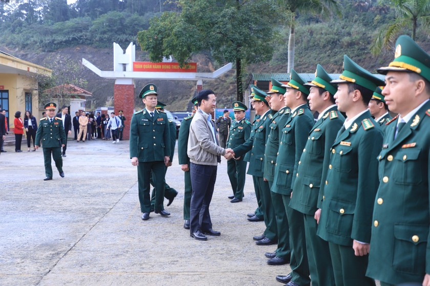 Chủ tịch nước Võ Văn Thưởng thăm, chúc tết tại Đồn Biên phòng cửa khẩu Thanh Thủy.