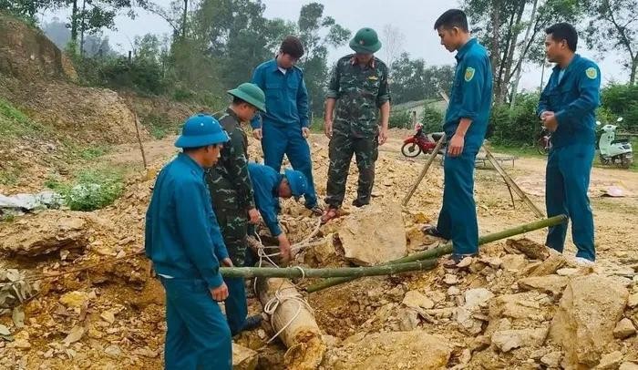 Lực lượng chức năng tiến hành xử lý quả bom.