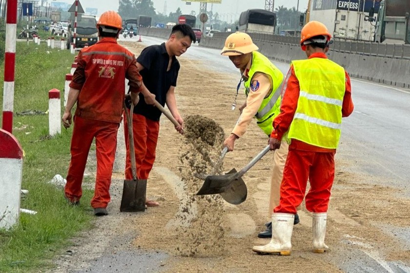 Kịp thời xử lý vết dầu loang trên Quốc lộ làm nhiều người trượt ngã.