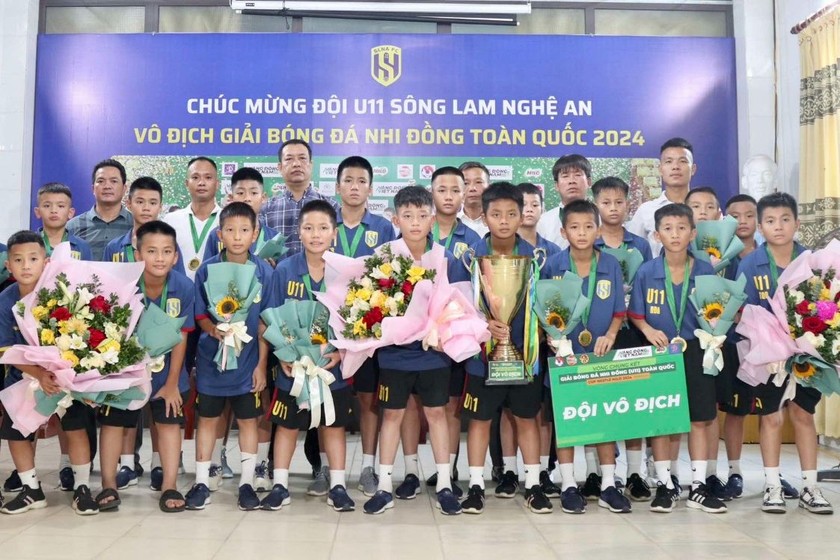 Đội bóng đá U11 Sông Lam Nghệ An được thưởng gần 500 triệu đồng sau khi vô địch Giải bóng đá Nhi đồng toàn quốc 2024.