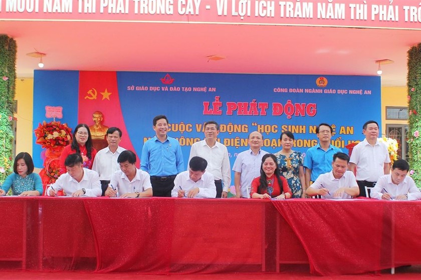 Đại diện Lãnh đạo Phòng GD&ĐT các huyện, thành, thị và các trường THPT trên địa bàn tỉnh Nghệ An ký cam kết hưởng ứng Cuộc Vận động.