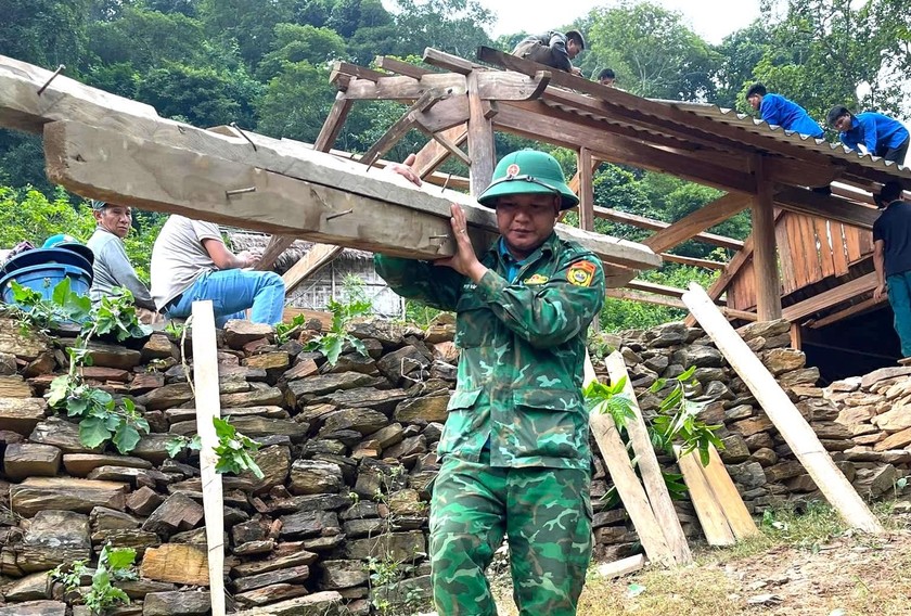 Cơ quan chức năng hỗ trợ di dời nhà cửa cho các hộ dân.