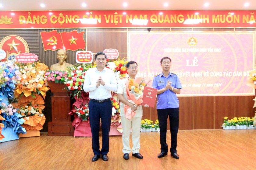 Ông Nguyễn Duy Giảng - Phó Viện trưởng Viện KSND tối cao trao quyết định bổ nhiệm cho ông Bùi Việt Cường.