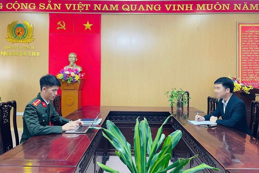 Công an làm việc với người vi phạm.