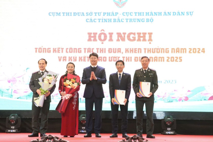 Thứ trưởng Nguyễn Thanh Tịnh tặng hoa cho Trưởng, Phó Cụm thi đua và Trưởng Khối thi đua năm 2024 và 2025.