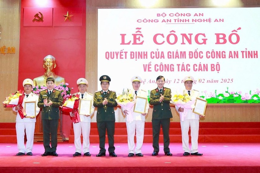 Lãnh đạo Công an Nghệ An trao Quyết định điều động 4 Phó trưởng Công an huyện đến nhận công tác và giữ chức vụ chỉ huy Công an xã.