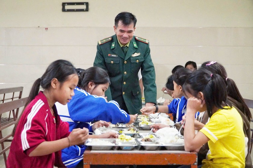 Thiếu tá Nguyễn Văn Thắm, Đồn Biên phòng Môn Sơn luôn dồn hết yêu thương trong việc chăm sóc các em học sinh.