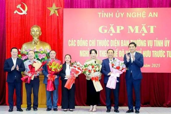 Lãnh đạo Tỉnh ủy Nghệ An tặng hoa chúc mừng các cán bộ xin nghỉ hưu.