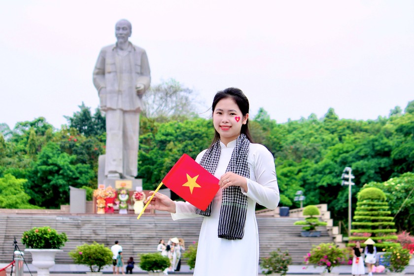 Nhiều bạn trẻ chọn tới quảng trường chụp ảnh để bày tỏ lòng biết ơn vô hạn đối với Bác Hồ, nhân dịp Kỷ niệm 50 năm Ngày Giải phóng miền Nam, thống nhất đất nước. Ảnh: Thiên Ý