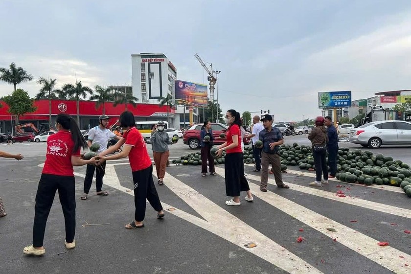 Người dân hỗ trợ thu gom dưa hấu giúp tài xế.
