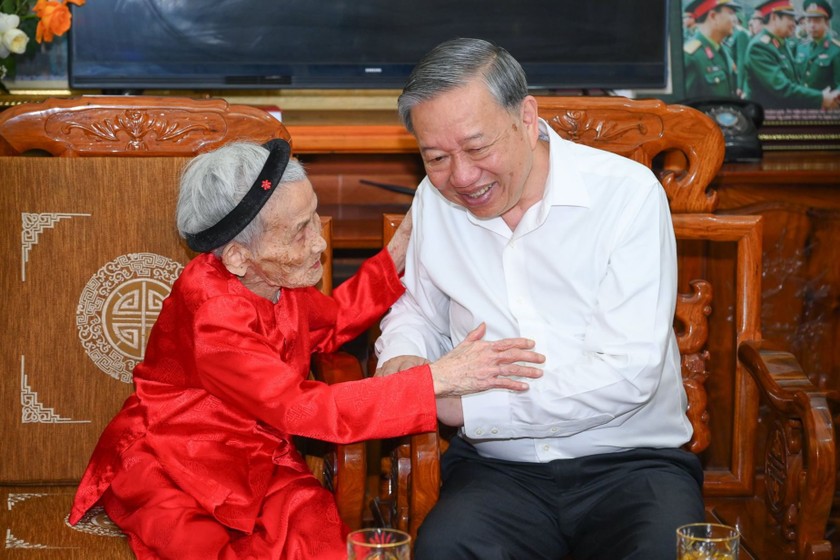 Tổng Bí Thư Tô Lâm ân cần, trò chuyện với Mẹ Việt Nam Anh hùng Lê Thị Sáu. Ảnh: Thành Cường