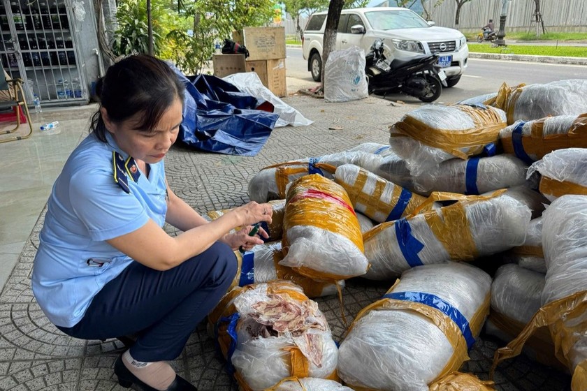 Lực lượng chức năng TP Đà Nẵng đã thu giữ khoảng 700kg mực khô hư hỏng bị "vứt bỏ" trên vỉa hè.