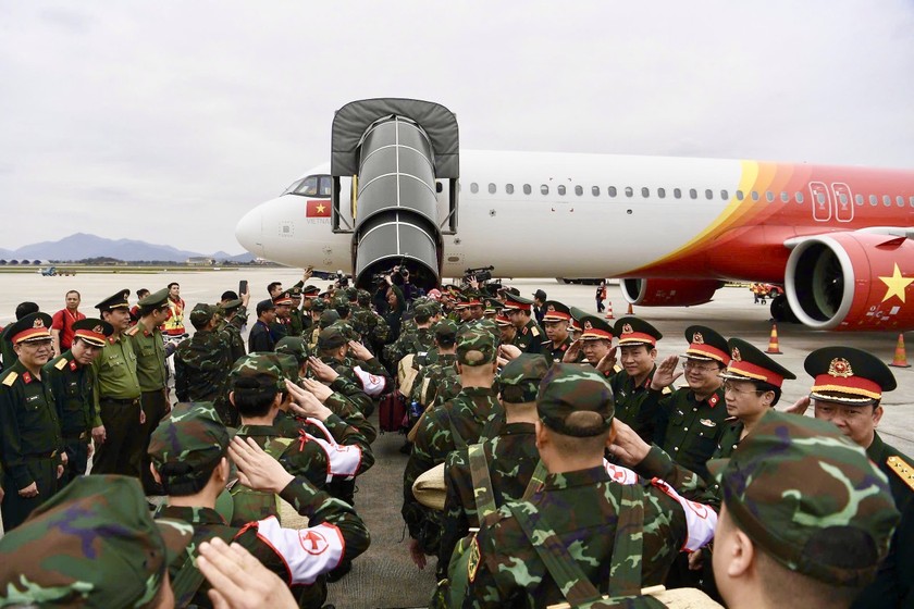 Hai chuyến bay đặc biệt của Vietjet đã vận chuyển thành công đoàn công tác của Bộ Công an và Bộ Quốc phòng cùng hơn 60 tấn hàng cứu trợ tới thành phố Yangon, Myanmar