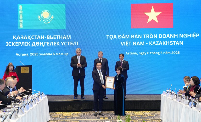 Bộ Tài chính Việt Nam trao Giấy chứng nhận đầu tư ra nước ngoài cho Công ty Aviation Holdings.