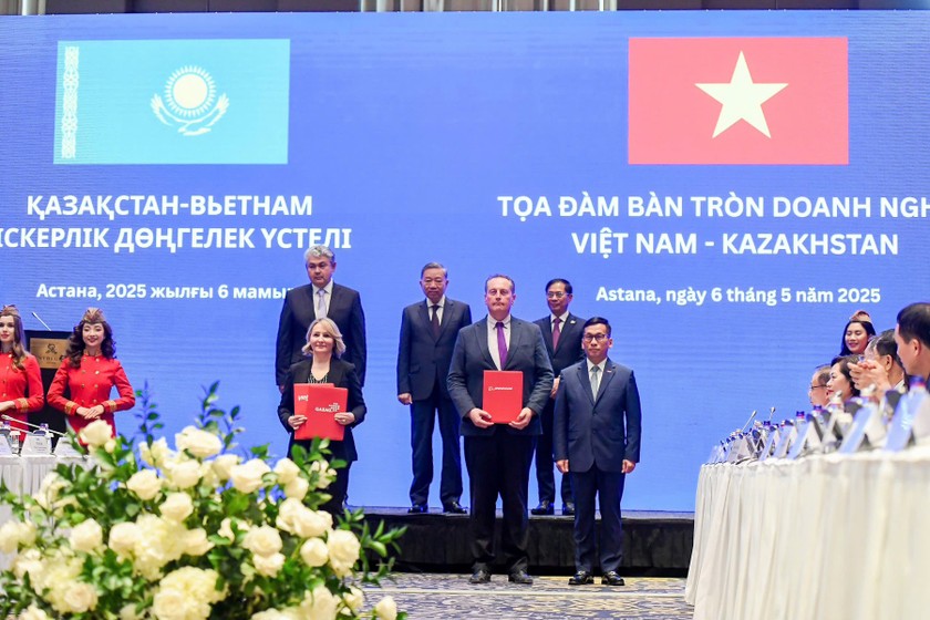 Tổng Giám đốc Vietjet Đinh Việt Phương, Chủ tịch Qazaq Air Andrew Cowen và bà Aysem Sargin, Giám đốc điều hành Boeing khu vực Thổ Nhĩ Kỳ và Trung Á, trao Thỏa thuận khung về hỗ trợ kỹ thuật cho đội tàu bay Boeing 737 trong tương lai.