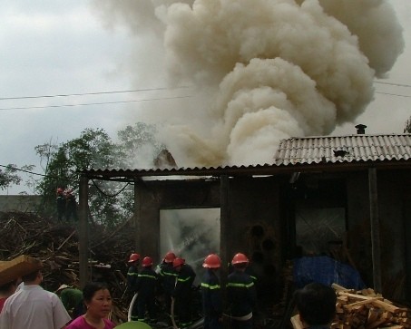 Khói bốc lên dữ dội từ hiện trường vụ cháy.