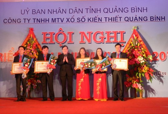 Ông Nguyễn Xuân Quang - Phó chủ tịch UBND tỉnh Quảng Bình trao bằng khen của UBND tỉnh cho các tập thể, cá nhân của Công ty TNHH MTV Xổ số kiến thiết Quảng Bình. Ảnh: Thanh Bình.