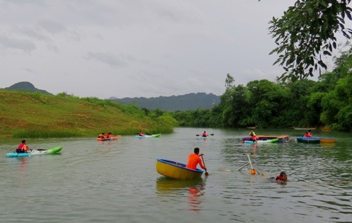 Du khách thỏa thích trải nghiệm các loại hình thể thao dưới nước của Chày Lập Riverside