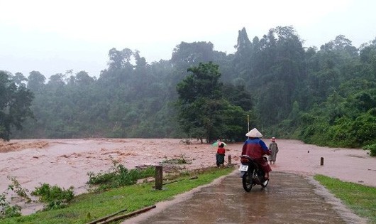 Mưa lũ dâng cao làm chia cắt nhiều tuyến đường ở xã Thượng Trạch, huyện Bố Trạch.