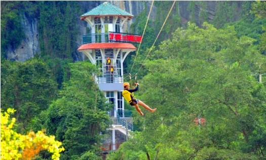 Đu dây zipline giữa không trung qua sông Chày - hang Tối (ảnh: Trung tâm Du lịch Phong Nha - Kẻ Bàng).