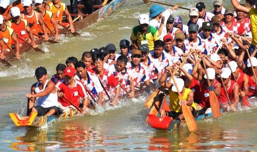 Cuộc tranh tài gay cấn, quyết liệt trên sông quê hương Đại tướng Võ Nguyên Giáp. Ảnh: Trần Ánh Dương