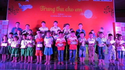 Trao học bổng cho các em học sinh khó khăn tại đêm hội Trung thu cho em.