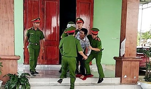 Quân bị lực lượng chức năng khống chế (ảnh cắt từ video của công an).