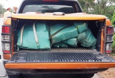 Chiếc xe bán tải vận chuyển ma túy bỏ lại tại hiện trường (ảnh do nguồn tin cung cấp).
