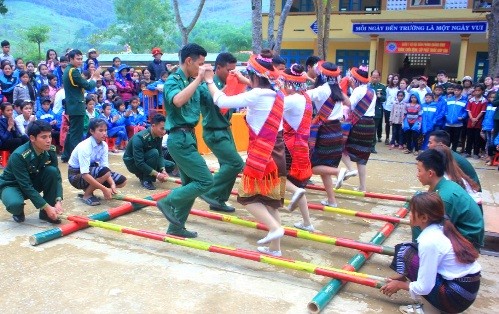 Quân dân cùng nắm tay nhau vui nhảy sạp