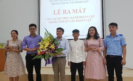 Tặng hoa chúc mừng CLB Thực hành pháp luật ra mắt.