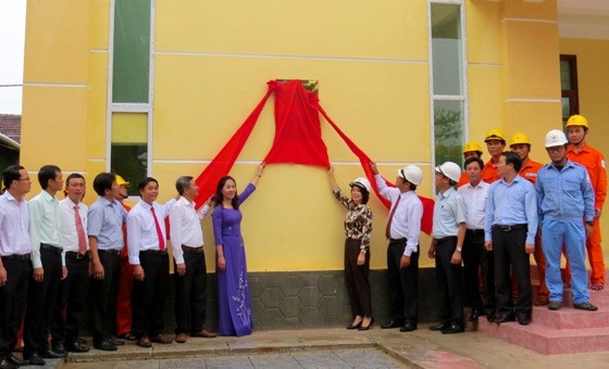 Các đại biểu kéo băng khánh thành công trình điện mặt trời.