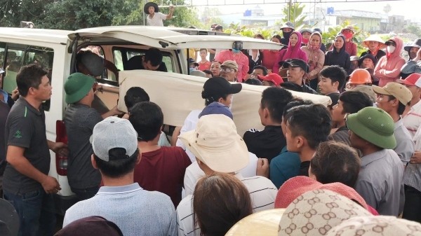Thi thể một nạn nhân ở huyện Bố Trạch được đưa về địa phương.