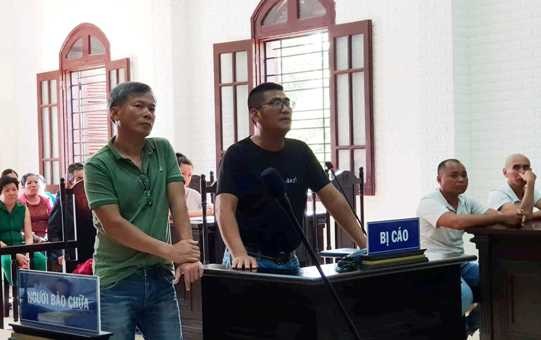 Bị cáo Châu (trái) và bị cáo Kiên trước vành móng ngựa.
