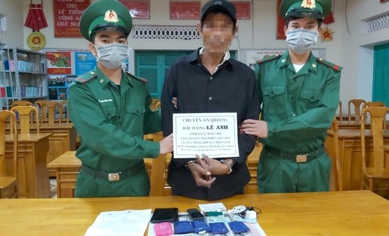 Đối tượng Lê Anh cùng tang vật (Ảnh do BĐBP cung cấp).