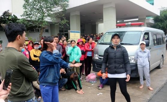 Người thân tỏ ra bức xúc trước cái chết của sản phụ.