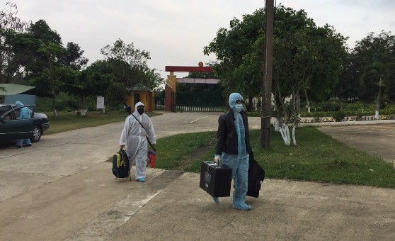 Hai thuyền viên cập cảnh vào đất liền