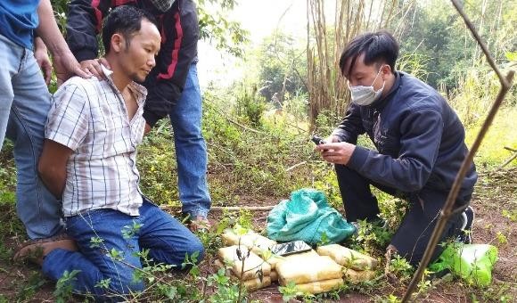 Gia Xông khi bị bắt giữ trong rừng biên giới